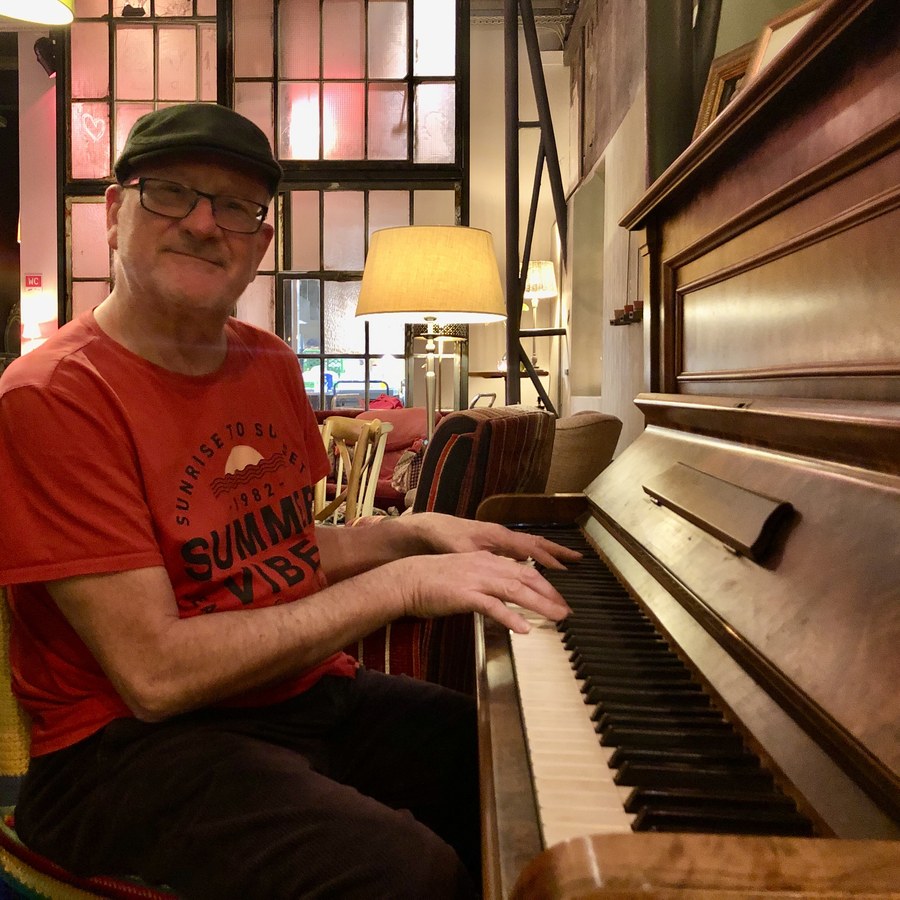Thomas Peters, Klavierstimmer im Rheinkreis Neuss, am Klavier